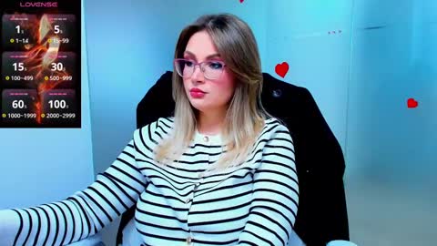 Snapshot of evelyne_rose chatting on February 19, 6:22 am evelyne_rose online show from February 19, 6:22 am