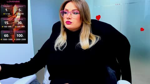 Snapshot of evelyne_rose chatting on January 26, 6:07 am evelyne_rose online show from January 26, 6:07 am