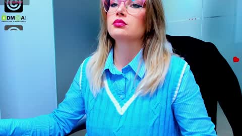 Snapshot of evelyne_rose chatting on January 27, 6:19 am evelyne_rose online show from January 27, 6:19 am