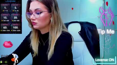 Snapshot of evelyne_rose chatting on September 16, 5:15 am evelyne_rose online show from September 16, 5:15 am