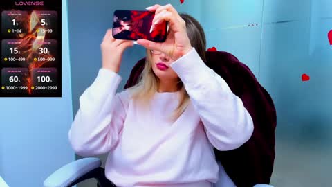Snapshot of evelyne_rose chatting on January 23, 6:17 am evelyne_rose online show from January 23, 6:17 am
