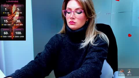 Snapshot of evelyne_rose chatting on January 11, 5:52 am evelyne_rose online show from January 11, 5:52 am
