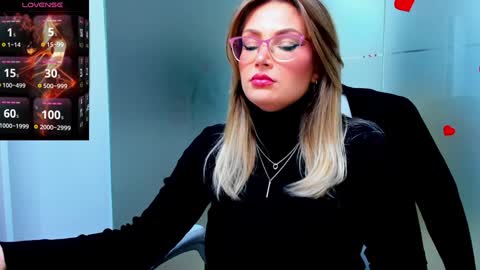 Snapshot of evelyne_rose chatting on January 10, 5:37 am evelyne_rose online show from January 10, 5:37 am