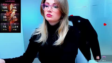 Snapshot of evelyne_rose chatting on March 7, 6:13 am evelyne_rose online show from March 7, 6:13 am