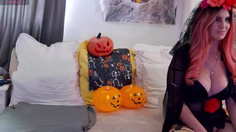 evelynfrances online show from October 31, 11:14 am