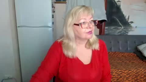 Snapshot of evelynloveshy chatting on October 9, 12:31 pm BarbaraBlondy online show from October 9, 12:31 pm