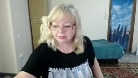 Snapshot of evelynloveshy chatting on February 14, 6:45 am BarbaraBlondy online show from February 14, 6:45 am