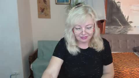 Snapshot of evelynloveshy chatting on October 29, 8:22 pm BarbaraBlondy online show from October 29, 8:22 pm