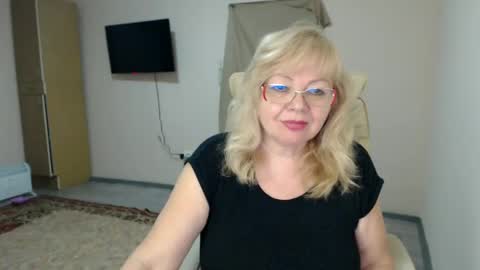 Snapshot of evelynloveshy chatting on March 4, 8:05 pm BarbaraBlondy online show from March 4, 8:05 pm
