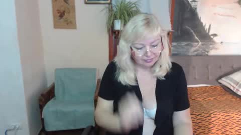 Snapshot of evelynloveshy chatting on October 27, 8:03 pm BarbaraBlondy online show from October 27, 8:03 pm