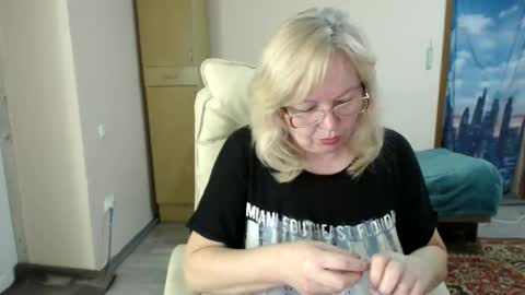 Snapshot of evelynloveshy chatting on February 13, 7:10 pm BarbaraBlondy online show from February 13, 7:10 pm