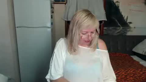 Snapshot of evelynloveshy chatting on October 11, 7:49 pm BarbaraBlondy online show from October 11, 7:49 pm