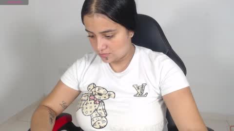 Snapshot of evemilk chatting on December 20, 1:00 pm evelin 3 online show from December 20, 1:00 pm