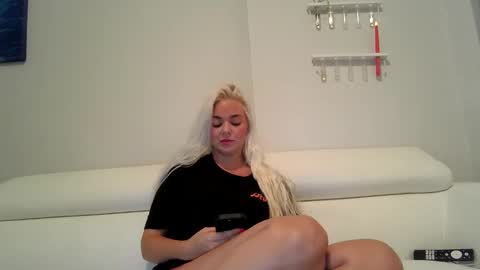 Badblondebunny online show from December 10, 12:50 am