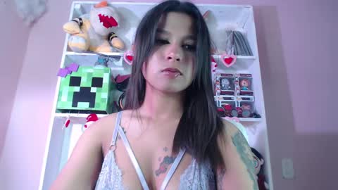 Snapshot of evybubbles_ chatting on March 3, 4:43 pm Im Evy online show from March 3, 4:43 pm