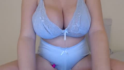 Snapshot of eyecandybella chatting on September 11, 3:29 am Izabella online show from September 11, 3:29 am