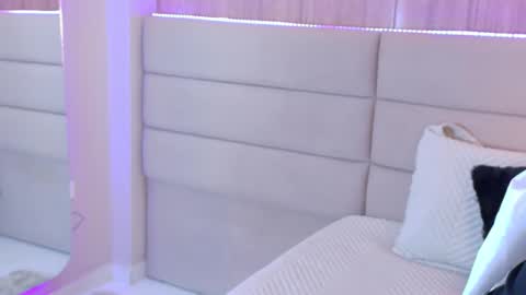 eymicooper online show from December 18, 7:29 pm