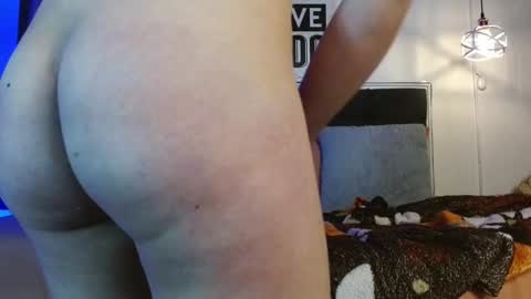 Snapshot of eymmy_24 chatting on September 18, 2:43 am eymmy_24 online show from September 18, 2:43 am