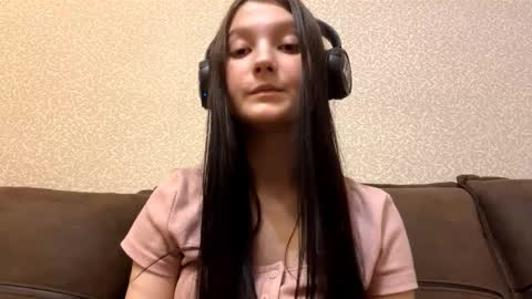Aurora 18yo online show from December 3, 9:44 am