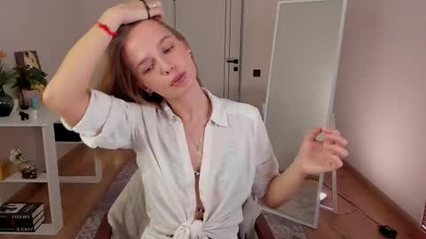 Snapshot of feel_our_vibe chatting on October 5, 6:40 am Daniela online show from October 5, 6:40 am