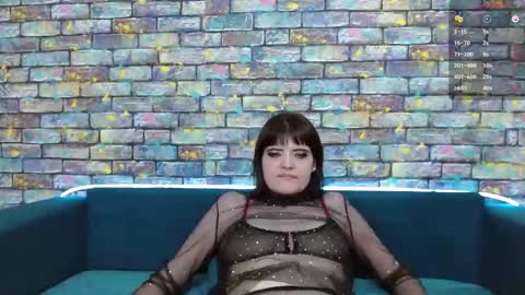 Snapshot of feelsgoodwoman chatting on February 1, 5:47 pm Laura online show from February 1, 5:47 pm