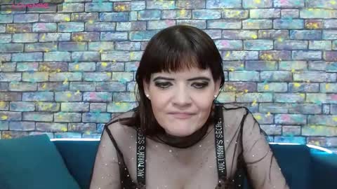 Snapshot of feelsgoodwoman chatting on January 26, 1:31 am Laura online show from January 26, 1:31 am