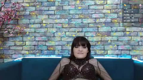 Snapshot of feelsgoodwoman chatting on December 15, 1:13 am Laura online show from December 15, 1:13 am