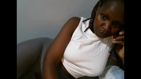 Snapshot of femaqueen chatting on October 5, 7:41 pm Navil online show from October 5, 7:41 pm