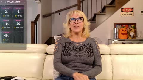 Snapshot of fitcougarcb chatting on October 28, 2:45 pm Bianca online show from October 28, 2:45 pm