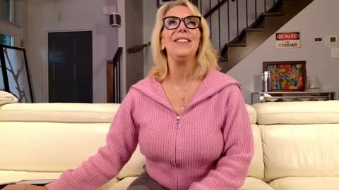 Snapshot of fitcougarcb chatting on October 17, 9:29 pm Bianca online show from October 17, 9:29 pm