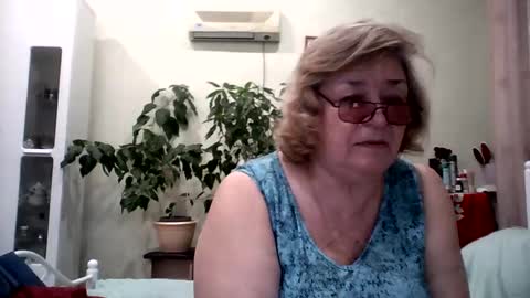 Snapshot of flowerlover8 chatting on February 19, 5:38 pm Flowerlower online show from February 19, 5:38 pm