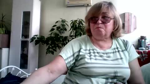 Snapshot of flowerlover8 chatting on February 17, 12:38 pm Flowerlower online show from February 17, 12:38 pm