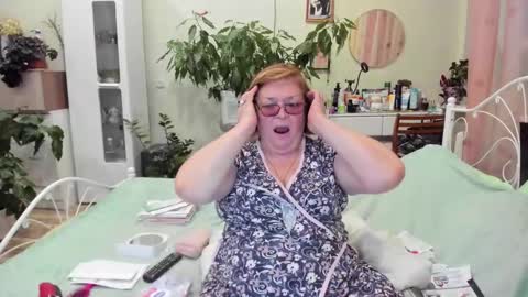 Snapshot of flowerlover8 chatting on October 9, 4:55 pm Flowerlower online show from October 9, 4:55 pm