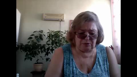 Snapshot of flowerlover8 chatting on February 20, 8:17 am Flowerlower online show from February 20, 8:17 am