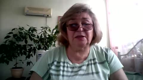 Snapshot of flowerlover8 chatting on February 12, 9:52 am Flowerlower online show from February 12, 9:52 am