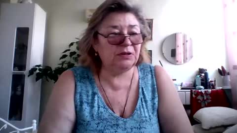 Snapshot of flowerlover8 chatting on February 4, 7:18 am Flowerlower online show from February 4, 7:18 am