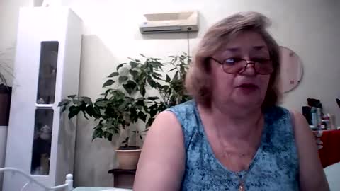 Snapshot of flowerlover8 chatting on February 11, 3:18 pm Flowerlower online show from February 11, 3:18 pm