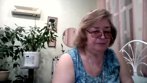 Snapshot of flowerlover8 chatting on February 9, 4:04 am Flowerlower online show from February 9, 4:04 am