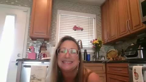 Snapshot of forevermilfxoxo chatting on February 18, 1:44 pm Aleesa online show from February 18, 1:44 pm