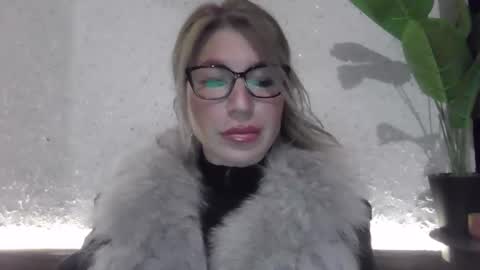 fox_red_lady7 online show from December 3, 4:39 pm