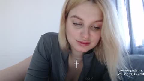 Snapshot of foxfrromearth chatting on October 19, 9:22 am i am your baby Alien online show from October 19, 9:22 am