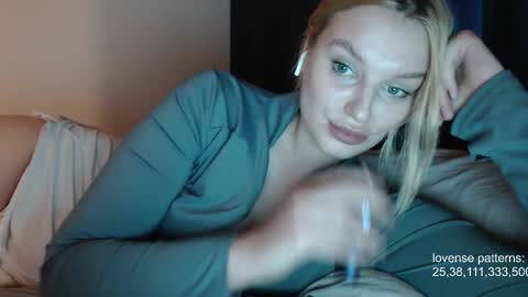 Snapshot of foxfrromearth chatting on October 28, 2:23 pm i am your baby Alien online show from October 28, 2:23 pm