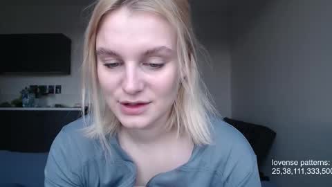 Snapshot of foxfrromearth chatting on October 21, 7:01 am i am your baby Alien online show from October 21, 7:01 am