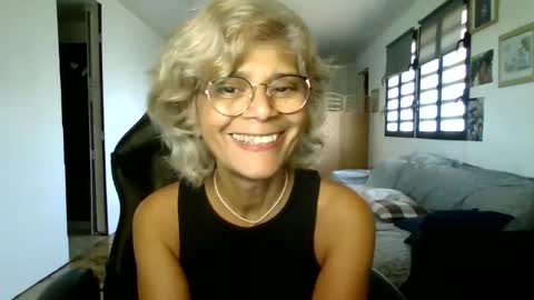 Snapshot of francelune chatting on January 19, 5:05 am francelune online show from January 19, 5:05 am
