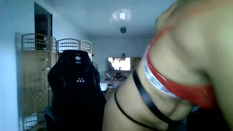 Snapshot of francelune chatting on February 6, 2:15 pm francelune online show from February 6, 2:15 pm