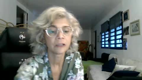 Snapshot of francelune chatting on January 29, 2:32 pm francelune online show from January 29, 2:32 pm
