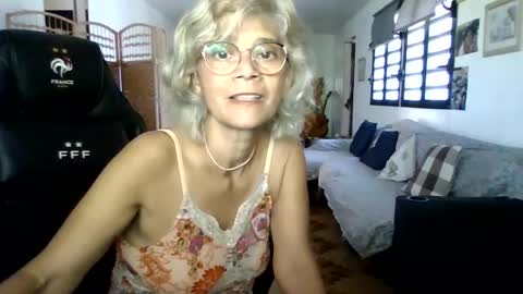 Snapshot of francelune chatting on January 20, 11:24 am francelune online show from January 20, 11:24 am