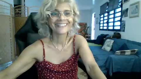 Snapshot of francelune chatting on January 27, 1:30 pm francelune online show from January 27, 1:30 pm