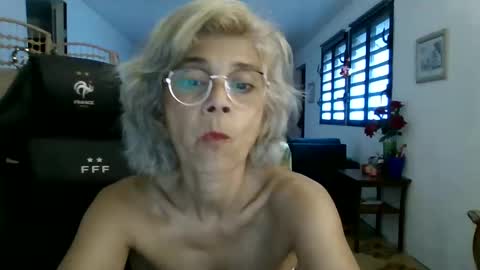 Snapshot of francelune chatting on December 14, 2:10 pm francelune online show from December 14, 2:10 pm