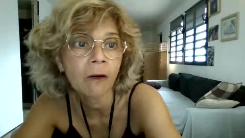 Snapshot of francelune chatting on February 21, 1:55 pm francelune online show from February 21, 1:55 pm
